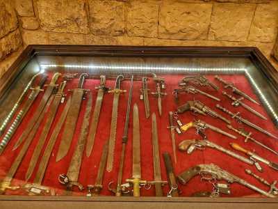 L�ultima vetrina � la pi� ricca: ci sono sciabole da carabinieri risalenti al XIX secolo, cinque rivoltelle di tipo �a spillo�, baionette americane, francesi e austriache dell�800 e infine daghe da geniere, a lama larga e seghettate